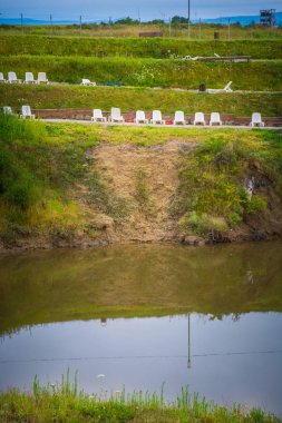 Gündüz vakti göl kıyısında güneşli yataklar 