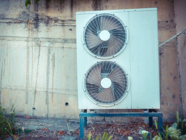 Beton duvar arka planında beyaz havalandırma sistemi 