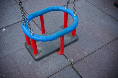Çocuk parkında plastik salıncak, yakın plan