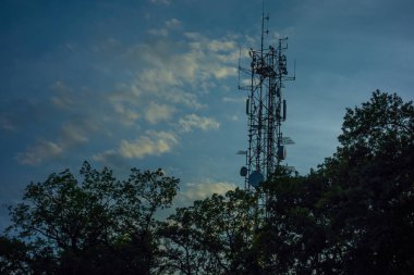 Mavi gökyüzü arkaplanındaki radyo kulesi