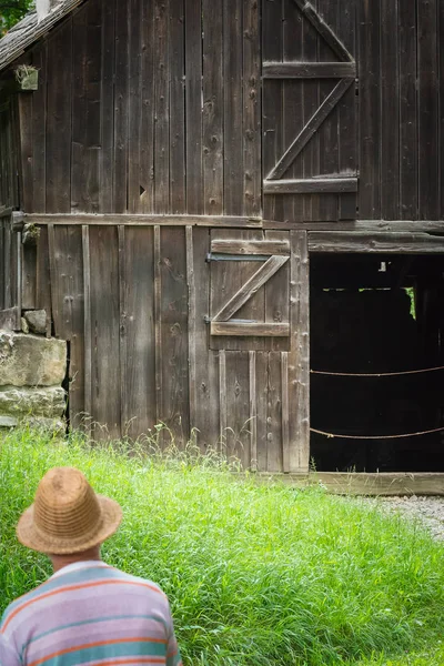 Alter Mann Mit Hut Und Grünem Garten — Stockfoto