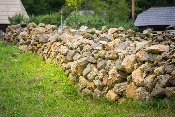 Montón Piedras Sobre Hierba Verde Durante Día —  Fotos de Stock