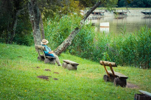Erkek Çiftçi Gölün Yakınındaki Tahta Bankta Oturuyor — Stok fotoğraf