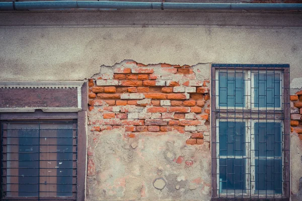 Старая Кирпичная Стена Окнами — стоковое фото