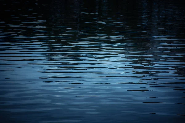 Волнистая Поверхность Озера Дневное Время — стоковое фото
