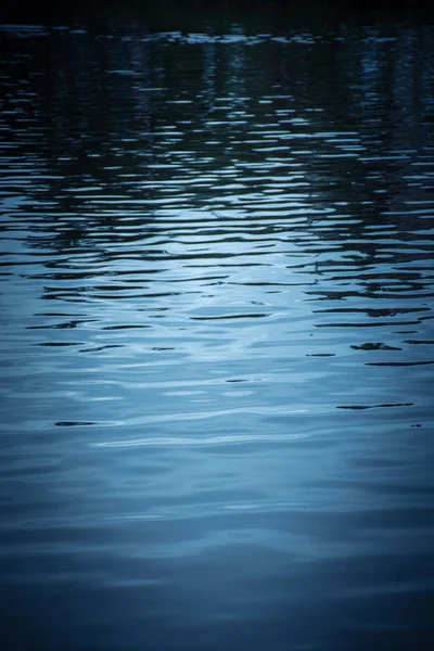 Dalgalı Göl Yüzeyi Gündüz Vakti — Stok fotoğraf