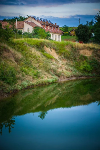 Modernt Hus Omgivet Gröna Sommarväxter Dagtid — Stockfoto