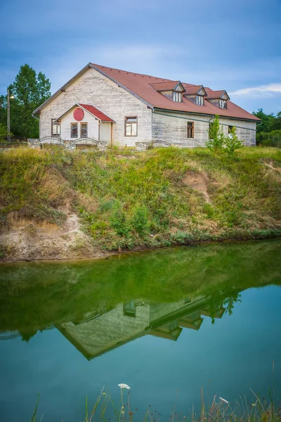 Moderní Dům Obklopen Zelenými Letními Rostlinami Dne — Stock fotografie