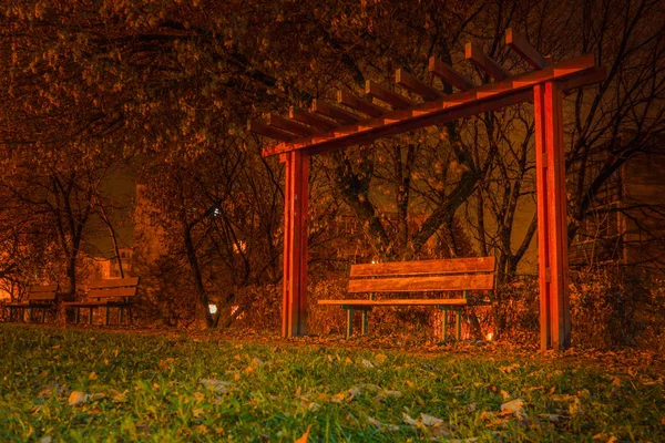 傍晚时分 公园里的木制长椅 — 图库照片