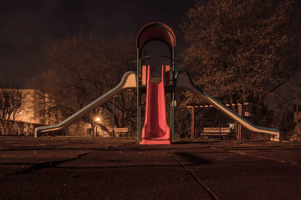 遊園地の赤いスライド — ストック写真