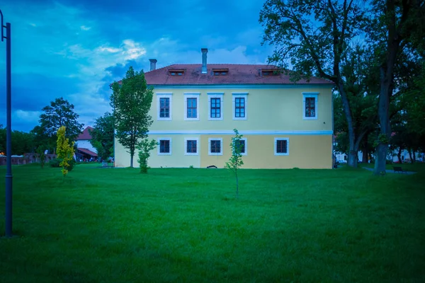 Красивий Вид Жовту Будівлю Парку — стокове фото