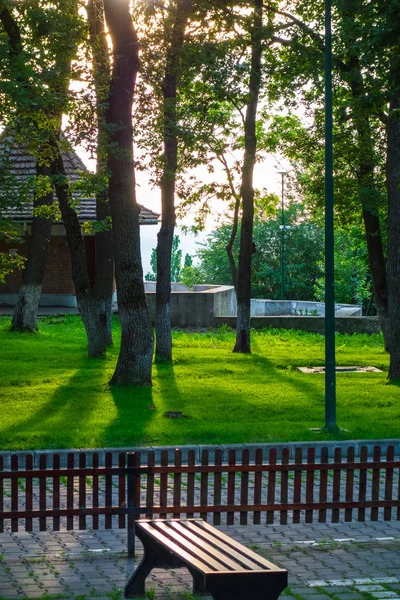 Épület Kerítés Zöld Nyári Parkban Nappal — Stock Fotó