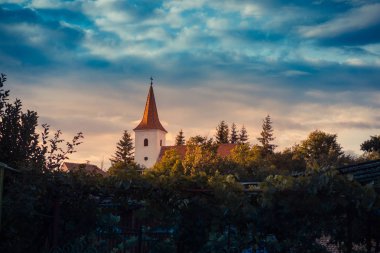 Eski şehrin üzerindeki bulutlu gökyüzünün manzarası 