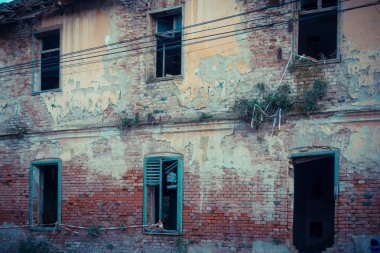 Gündüz eski harabe bina