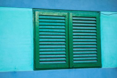 Ahşap pencereleri kör eder.