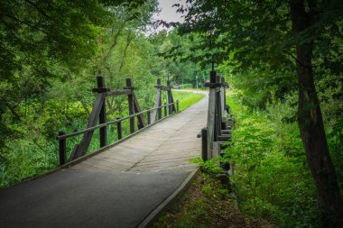 Köyün çevresi yeşil çimlerle çevrili. 