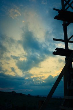 Gün batımında bulutlu gökyüzü manzarası 