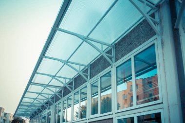 Bir binanın plastik çatısı