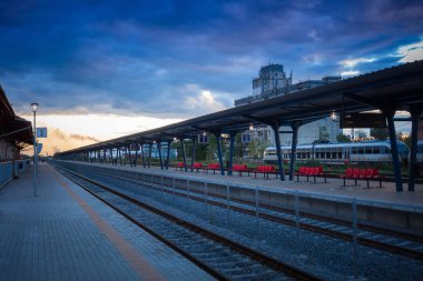 Güneş doğarken klasik tren istasyonu
