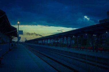 Güneş doğarken klasik tren istasyonu
