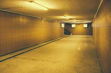 Güneş doğarken eski tren istasyonunun iç kesiminde yeraltı geçidi.