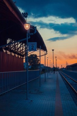Güneş doğarken klasik tren istasyonu