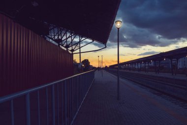 Güneş doğarken klasik tren istasyonu