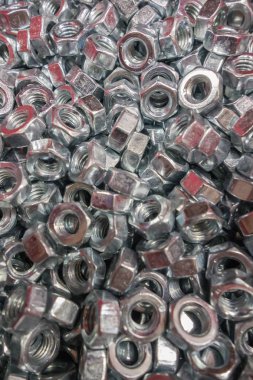 Beyaz arka planda metal vidalar