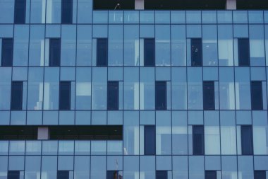 Modern iş binasının cam cephesine yakın. 