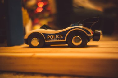 Halıdaki oyuncak araba, bulanık arkaplan. 