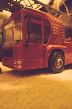 Halıdaki oyuncak araba, bulanık arkaplan. 