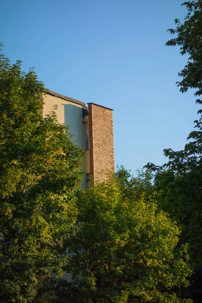 Edifício Moderno Apartamento Com Árvores Verdes — Fotografia de Stock