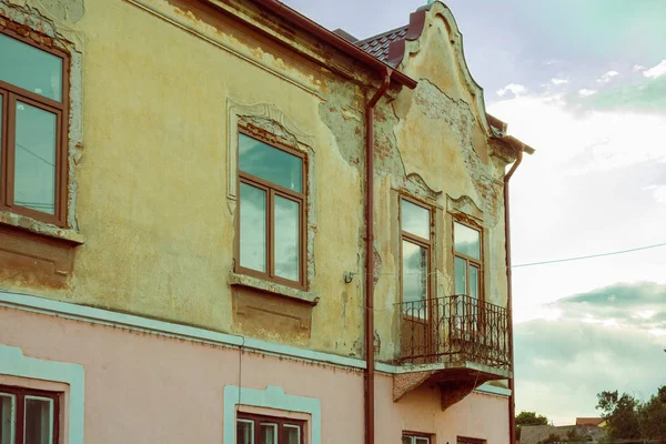 欧洲大街上的老房子在白天被清理 — 图库照片
