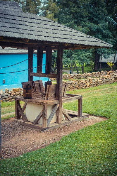 Viejo Pozo Madera Bosque —  Fotos de Stock