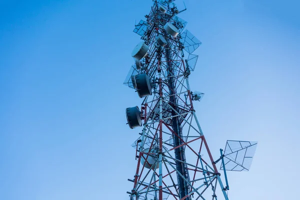 Radio Torn Blå Himmel Bakgrund — Stockfoto