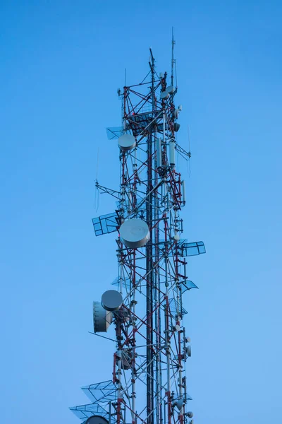 Radio Torn Blå Himmel Bakgrund — Stockfoto