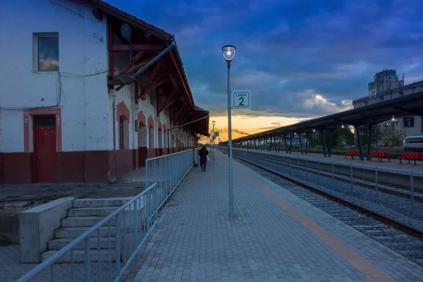 日出时分的古旧火车站 — 图库照片