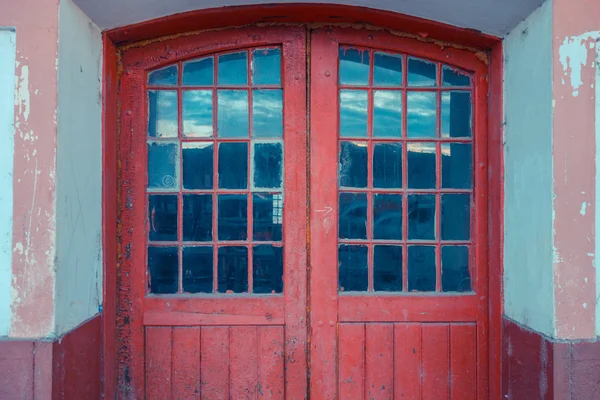 Старые Деревянные Красные Двери Окнами — стоковое фото