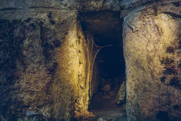 Крупный План Небольшой Пещеры Скале Дневное Время — стоковое фото