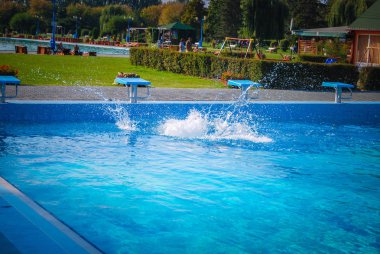 Gündüz vakti havuz sıçrattı. Seyahat kavramı