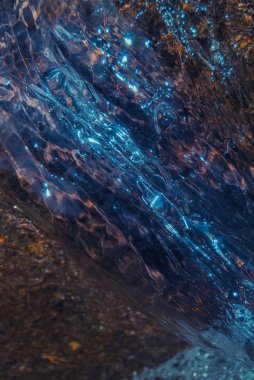 Bir nehrin su dokusu, yakın çekim.