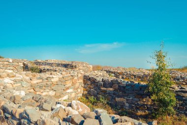Gündüz vakti antik kalenin kalıntıları 