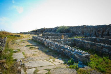Gündüz vakti antik kalenin kalıntıları 