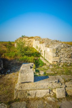 Gündüz vakti antik kalenin kalıntıları 