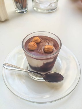 Bir bardak fındıklı sıcak çikolata.