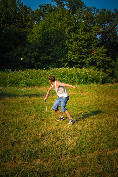 Genç Adam Gündüz Vakti Çayırda Badminton Oynuyor — Stok fotoğraf