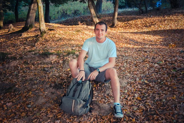 Gündüz Vakti Parkta Genç Bir Adamın Portresi — Stok fotoğraf