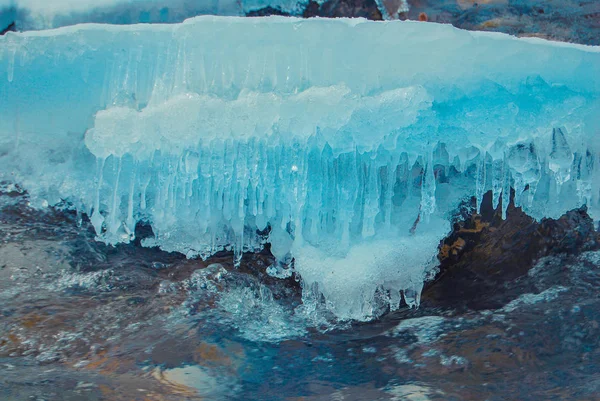 昼間の凍る山の川 — ストック写真