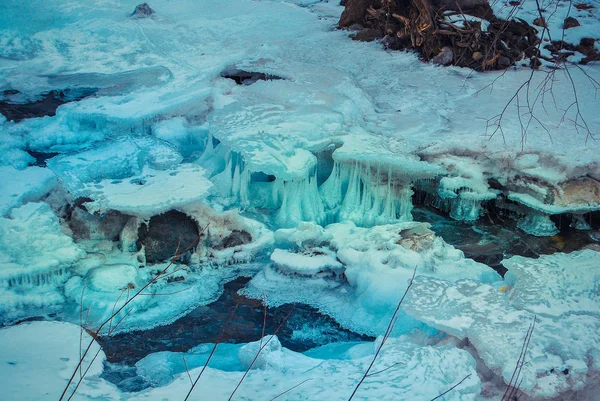 Modrý Led Zamrzlé Řeky Lese — Stock fotografie