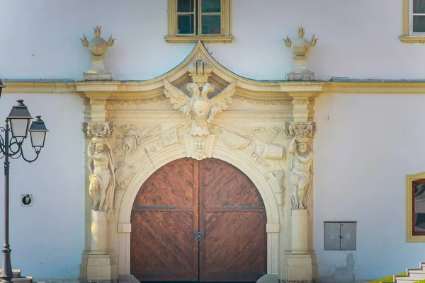 Ornamenti Calcestruzzo Nella Vecchia Strada Della Città Giorno — Foto Stock